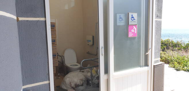 - 마라도의 한 장애인 화장실은 쓰레기가 방치돼 사용할 수 없었다. 제주 김주연 기자