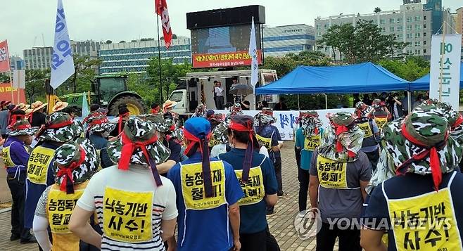 충남 낙농민들 원유 가격 인상 촉구 집회 (홍성=연합뉴스) 조성민 기자 = 낙농협회 충남도지회에 속한 낙농민들이 11일 충남도청 앞에서 열린 '낙농 말살 정부·유업체 규탄' 궐기대회를 열고 있다. 2022.7.11 min365@yna.co.kr