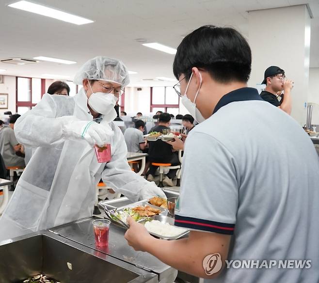 급식 점검하는 조희연 교육감 (서울=연합뉴스) 조희연 교육감이 17일 서울고등학교에서 학생들에게 점심 배식을 하고 있다.
    조 교육감은 새 임기를 시작하기에 앞서 일선 학교를 방문해 돌봄과 방과후 학교, 급식 등에 대해 학교 관계자들과 의견을 나누고 이를 교육정책에 반영할 계획이다. 2022.6.17 [서울교육청 제공. 재판매 및 DB금지] photo@yna.co.kr