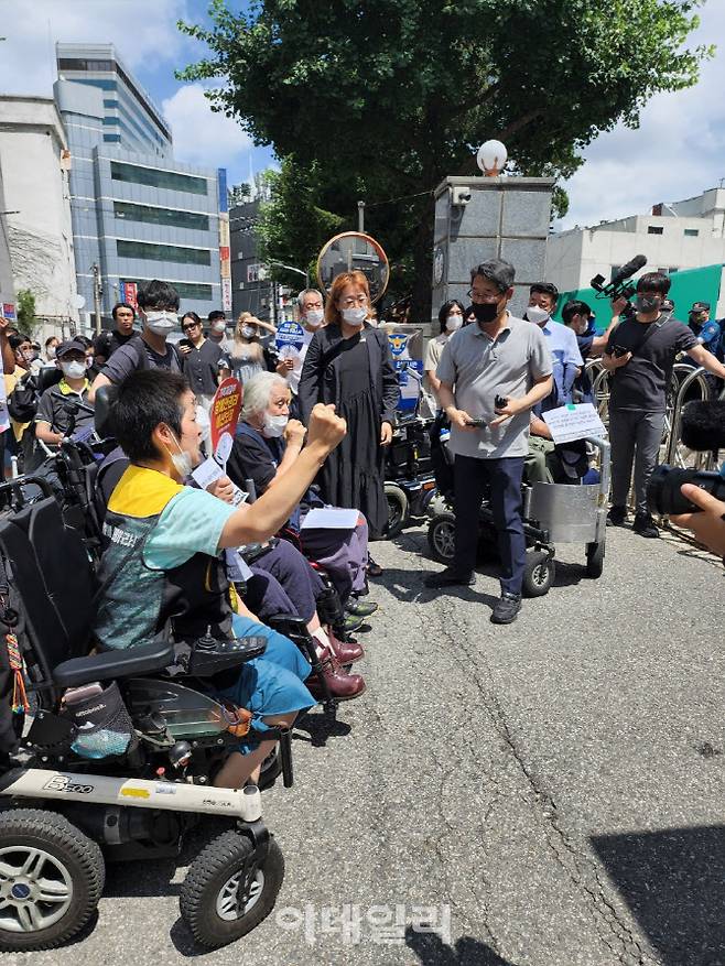 박경석 상임대표 등 전국장애인차별철폐연대 관계자들이 14일 오후 서울 종로 혜화경찰서로 자진 출석하고 있다.(사진=황병서 기자)