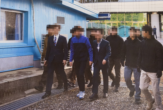 지난 12일 통일부가 공개한 지난 2019년 11월 판문점에서 탈북어민 2명을 북한으로 송환하던 모습을 촬영한 사진.〈사진=연합뉴스〉