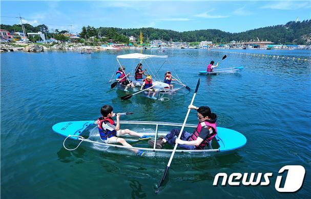 강원 양양 수산마을의 투명카누 체험(해양수산부 제공)© 뉴스1