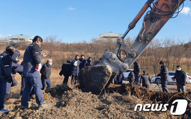 네이처이앤티 폐기물처리(매립)시설 민관협의회는 지난해 12월17일 네이처이앤티 사후관리매립장에서 착수보고회를 갖고 굴삭기를 이용해 재난시설 D등급 6매립장에 묻힌 염색슬러지를 확인하고 있다.(네이처이앤티 민관협의회제공)2022.7.14/© 뉴스1