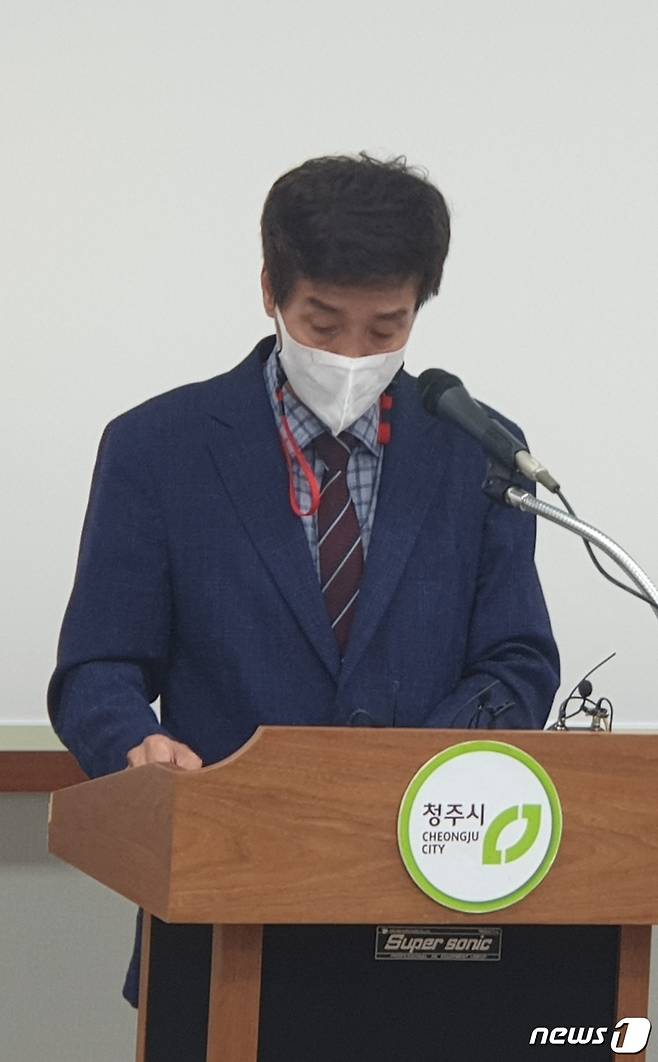 충북 청주사직2구역 지역주택조합 전 영업본부장 A씨가 14일 청주시청 브리핑룸에서 현 조합장 선출 과정서 부정 행위가 있다는 의혹을 제기하고 있다.2022.7.14/© 뉴스1 강준식 기자