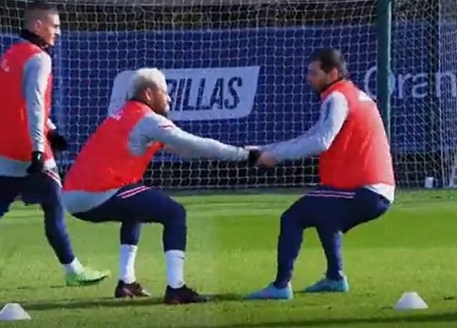 네이마르(가운데)와 메시(오른쪽)가 손을 잡고 훈련에 임하고 있다.문도데포르티보 캡처