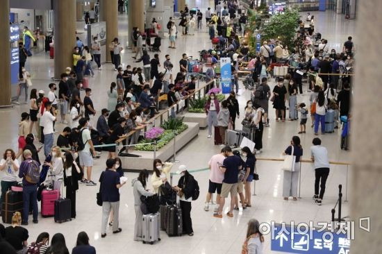 코로나19 재확산 우려가 커지고 있는 13일 인천국제공항 제1여객터미널 입국장이 이용객들로 붐비고 있다. /문호남 기자 munonam@