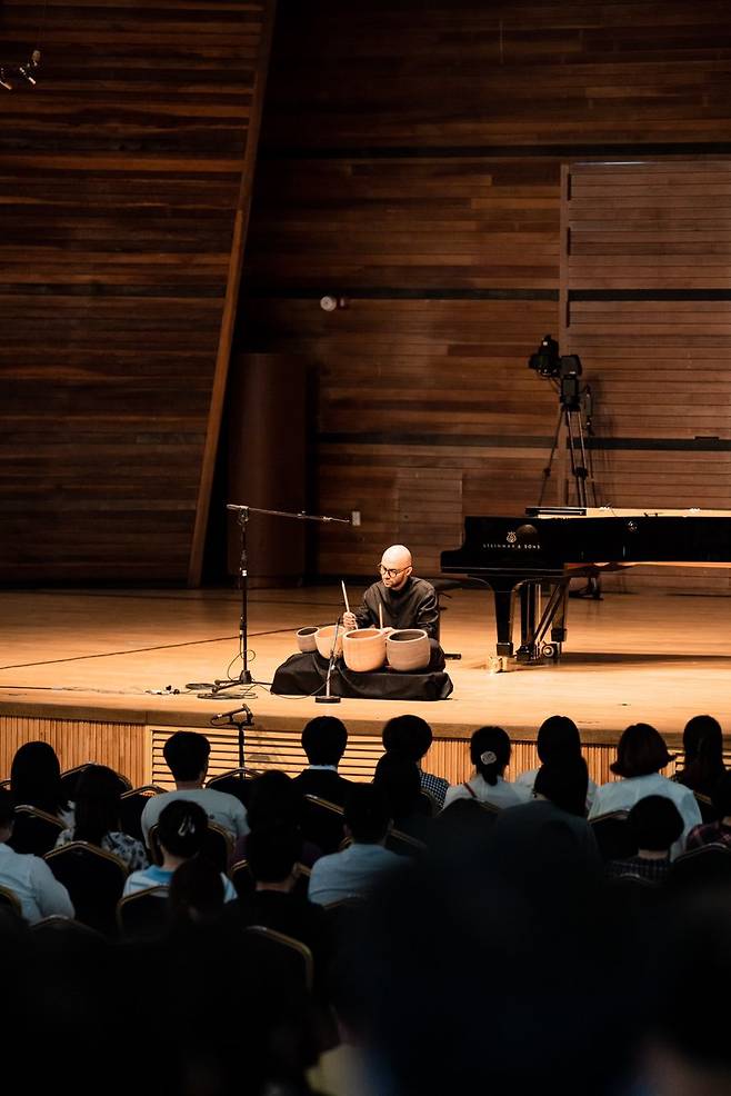 평창대관령음악제 2일 강원도 평창 알펜시아 뮤직텐트에서 열린 19회 평창대관령음악제 개막 공연에서 KBS교향악단 타악 연주자인 미국 출신의 매튜 에른스터가 르제프스키의 '대지에'를 연주하고 있다. 그가 실제로 타악기의 채로 연주한 건 4개의 화분이었다.