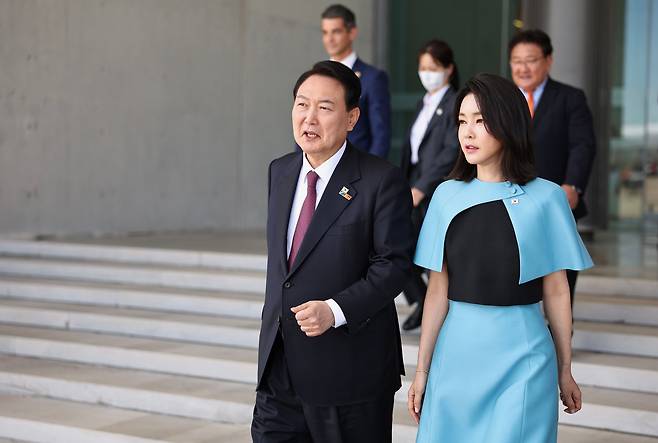 대통령실이 3일 윤석열 대통령과 김건희 여사의 나토(NATO·북대서양조약기구) 정상회의 순방 사진을 공개했다. 지난달 30일 오후(현지시각) 바라하스 국제공항에서 공군 1호기에 탑승하기 위해 이동하는 윤 대통령 내외의 모습. /뉴스1