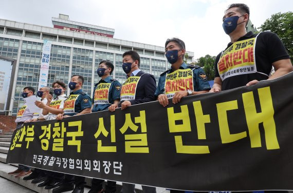 14일 서울 명동성당 앞에서 전국경찰직장협의회회장단 관계자들이 행정안전부의 경찰국 신설안에 반대하며 기자회견을 하고 있다. 연합뉴스