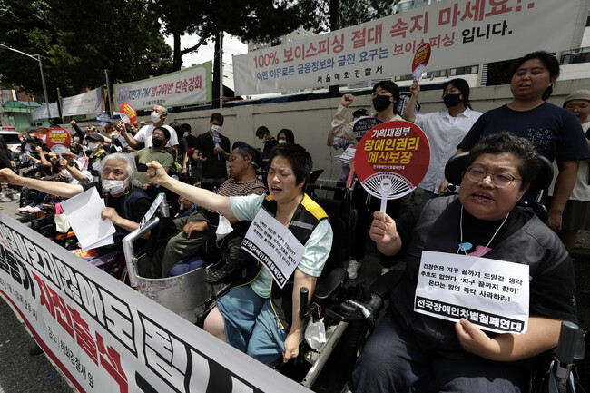 전국장애인차별철폐연대 활동가들이 14일 오후 지하철 탑승 시위 관련해 조사를 받기 위해 서울 종로구 혜화경찰서로 출석하면서 기자회견을 하고 있다. 전장연은 “혜화경찰서가 엘리베이터, 휠체어가 들어갈 수 있는 장애인 화장실 등 장애인 편의시설을 갖출 때까지 경찰 조사를 거부하겠다”라고 밝히면서 혜화서에 장애인 편의시설 제공을 요구하는 문서를 전달했다. 김명진 기자 littleprince@hani.co.kr