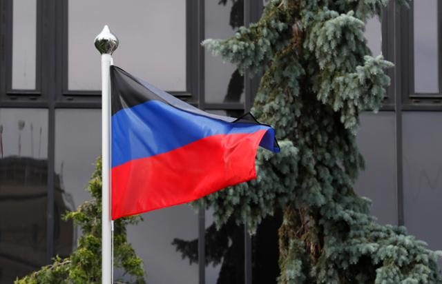 12일 러시아 모스크바에 위치한 도네츠크인민공화국(DPR) 대사관 앞에 이들을 상징하는 깃발이 걸려있다. 북한은 13일 이들을 독립 국가로 인정하기로 했다. 모스크바=EPA 연합뉴스