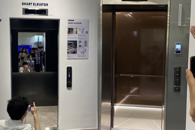 음성인식하는 스마트 엘리베이터(왼쪽)와 얼굴을 알아보는 엘리베이터. 충주=박지연 기자