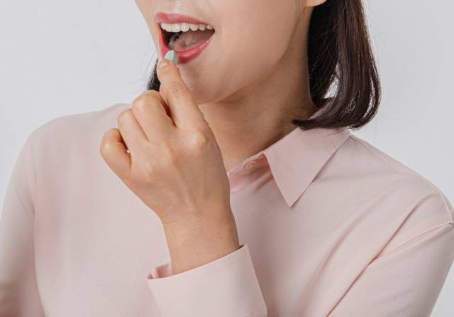 물 없이 침으로만 알약을 삼키면 위장으로 내려가지 못한 약이 식도에 자극을 줄 수 있다./사진=클립아트코리아