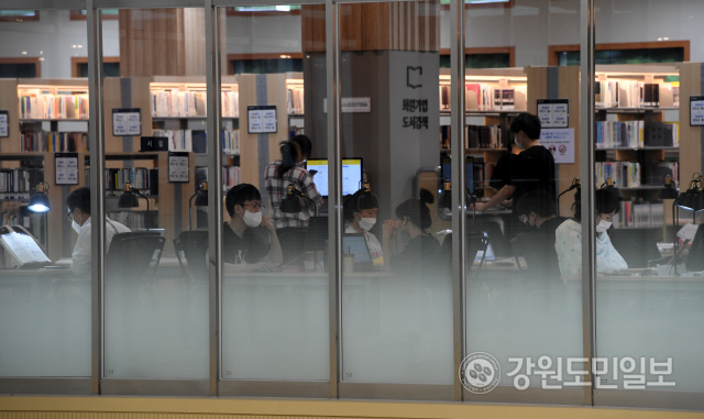 ▲ 춘천시립도서관 열람실을 이용하는 시민들이 마스크를 착용하고 있다. 김정호