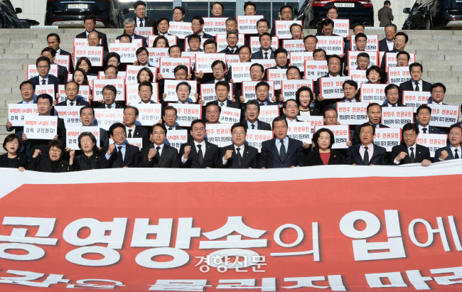 자유한국당 정우택 원내대표와 의원들이 지난 2017년 10월30일 국회 본청 앞 계단에서 공영방송장악 및 북핵 압박 UN결의안 기권 규탄행사에서 구호를 외치고 있다./권호욱 선임기자