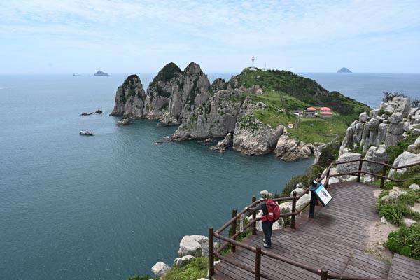경남 통영시 한산면 매죽리 소매물도 선착장에서 등대섬 가는 길은 망망대해를 보며 잠시도 눈을 뗄 수 없는  광경에 탄성이 절로 나온다. 등대섬 전망대에서 보는 등대섬의 병풍바위 단애와 등대의 빼어난 경관은 통영8경의 하나로 국가명승 제 18호에 지정됐다.