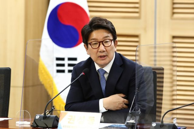 권성동 국민의힘 당대표 직무대행 겸 원내대표가 14일 국회 의원회관에서 열린 '통신요금 다양화와 소비자권익 증진' 긴급토론회에서 인사말을 하고 있다. 연합뉴스