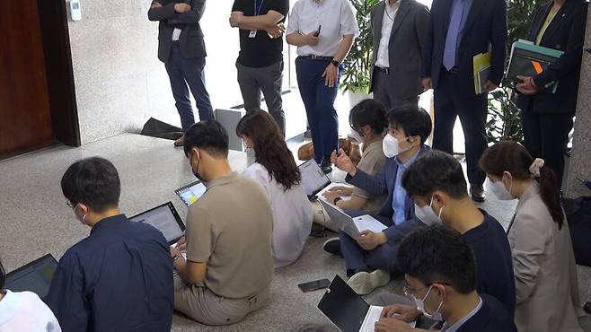 ▲미디어오늘 기자가 14일 국회 본관 228호 앞 백브리핑에서 권성동 국민의힘 원내대표에게 방송법 개정안에 반대하느냐고 질의하고 있다. 사진=미디어오늘 영상 갈무리