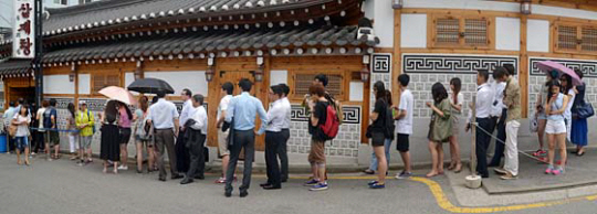 복날을 맞아 서울 종로구의 한 삼계탕 집 앞에 삼계탕을 먹으려는 시민들이 줄을 서서 순서를 기다리고 있다. 문화일보 자료사진