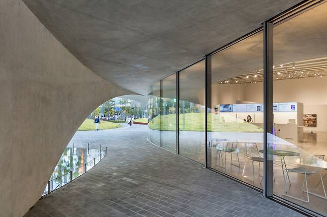 ‘입면의 호(arc)’는 미술관 입구로는 약 27m에 달하는 아치형의 개구부와 이 개구부를 지지하는 상부 경사 보행 구조물로 발전했다. [신경섭 제공]