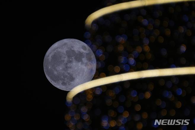 [바그다드=AP/뉴시스] 13일(현지시간) 이라크 바그다드 상공에 슈퍼문이 떠 있다. 2022.07.14.