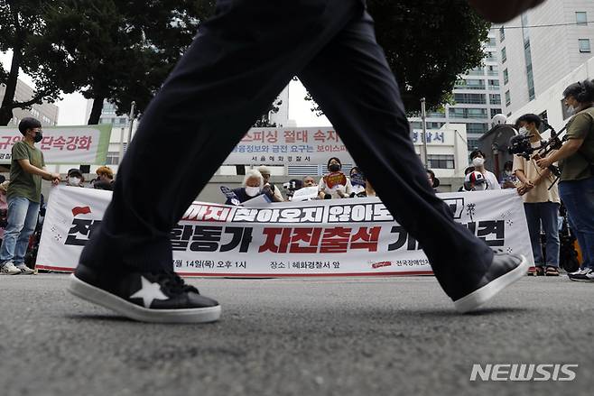 [서울=뉴시스] 고승민 기자 = 전국장애인차별철폐연대(전장연) 회원들이 14일 서울 혜화경찰서 앞에서 전장연 활동가들의 지하철 시위 관련 조사를 위한 경찰서 자진 출석 기자회견을 하고 있다. 2022.07.14. kkssmm99@newsis.com