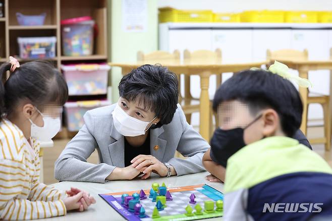 [서울=뉴시스] 이영환 기자 = 취임 후 첫 학교 현장 방문에 나선 박순애 사회부총리 겸 교육부 장관이 14일 오후 서울 강서구 방화초등학교를 찾아 돌봄교실에 참여한 학생과 대화를 하고 있다. 박 부총리는 이날 학교 내 협력적 학생 성장 지원을 위한 현장 의견을 수렴하고 학교 급식 및 방역 상황을 점검했다. (공동취재사진) 2022.07.14. photo@newsis.com