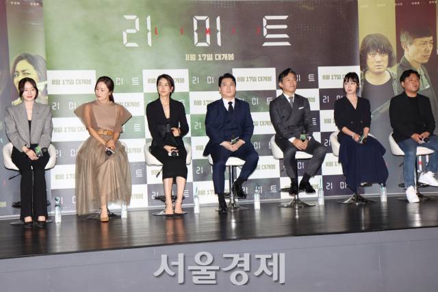 14일 오전 서울 광진구 롯데시네마 건대입구에서 열린 영화 ‘리미트’ 제작보고회에서 이승준 감독과 배우 이정현, 문정희, 진서연, 박명훈, 최덕문, 박경혜가 이야기를 나누고 있다. / 사진= 김규빈 인턴기자