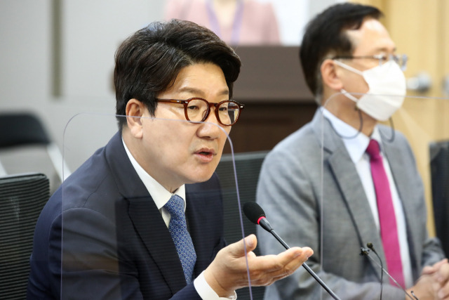 권성동 국민의힘 당 대표 직무대행 겸 원내대표가 14일 국회 의원회관에서 열린 ‘5G 통신요금제 개편을 통한 소비자 권익 증진’ 정책 토론회에서 인사말을 하고 있다. / 성형주 기자