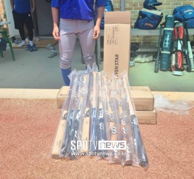 ▲ SSG 투수 문승원이 배명고 후배들에게 선물한 방망이. ⓒ배명고 제공