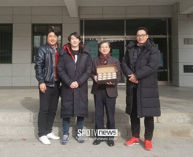 ▲ 문승원(왼쪽에서 두 번째)이 2018년 모교 배명고를 방문했을 때다. 당시 가정형편이 어려운 학생에게 졸업할 때까지 장학금을 주겠다는 뜻을 전한 뒤 김경섭 감독, 당시 교장선생님, 야구부장(왼쪽부터)이 함께 기념촬영을 했다. ⓒ배명고 제공