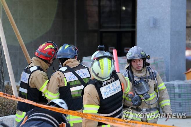 춘천 신축 고층 아파트 화재…분주한 소방관들 [연합뉴스 자료사진]