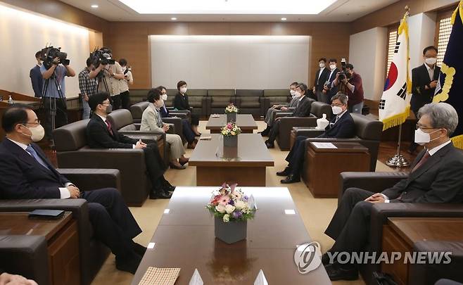 인사말 하는 김명수 대법원장 (서울=연합뉴스) 김명수 대법원장이 14일 오후 서울 서초구 대법원에서 열린 대법관후보 추천위원회에서 인사말 하고 있다. 2022.7.14 [사진공동취재단] photo@yna.co.kr