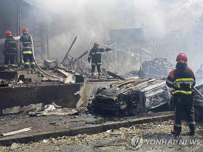 러시아 폭격받은 우크라이나 빈니차 (빈니차 AP=연합뉴스) 14일(현지시간) 러시아의 미사일 공격을 받은 우크라이나 빈니차의 한 건물에서 소방관들이 불을 끄고 있다. 이날 빈니차 도심에 러시아 미사일 3발이 날아와 민간이 12명이 숨지고 25명이 다쳤다. [우크라이나 국가 비상대응청 제공] 2022.07.14 ddy04002@yna.co.kr