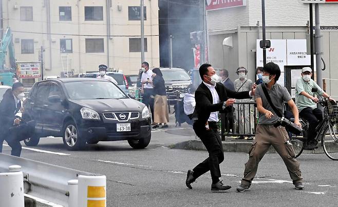 경찰이 아베 전 총리를 향해 총을 쏜 야마가미 데쓰야를 붙잡고 있다. REUTERS 연합뉴스