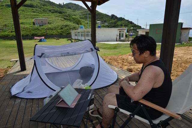 경기 광주시에서 온 이승준씨가 대매물도 한산초교 매물분교 폐교터에 텐트를 치고 노트북컴퓨터를 보고 있다. 전준호 기자
