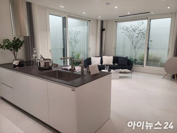 '인시그니아 반포'에는 고급 가전과 가구가 무상으로 제공된다. [사진=김서온 기자]