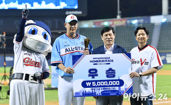 15일 오후 서울 잠실야구장에서 '2022 신한은행 SOL KBO 올스타전' 홈런레이스가 열렸다. 홈런레이스 우승을 차지한 롯데 이대호가 허구연 KBO 총재와 기념촬영을 하고 있다. [사진=김성진 기자]