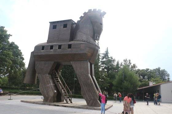 터키 서부 에게해 연안에 재현한 트로이 목마. [중앙포토]