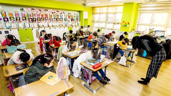 대구의 한 초등학교 1학년 교실에서 학생들과 선생님이 인사를 나누고 있다. 연합뉴스