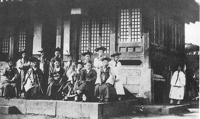 1880년대 조선의 외교 관계, 세관, 자연 자원 개발, 근대적 통신을 담당했던 외무아문의 관료들. 중인과 무반, 서울 등 제2 신분집단이 관료로 선발하고 또 승진하는 차별성을 과시했다. 너머북스 제공