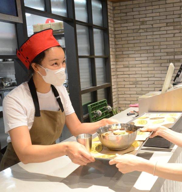 오장동 함흥냉면 전문점인 ‘오장동흥남집’에서 고객이 주문한 음식을 받는 모습.