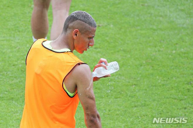 [서울=뉴시스] 권창회 기자 = 잉글랜드 프로축구 프리미어리그(EPL) 토트넘의 히샬리송이 15일 오전 서울 양천구 목동종합운동장 주경기장에서 진행된 오픈 트레이닝에서 물로 몸의 열기를 식히고 있다. 토트넘은 16일 오후 8시에 수원월드컵경기장에서 세비야(스페인)와 대결한다. 2022.07.15. kch0523@newsis.com