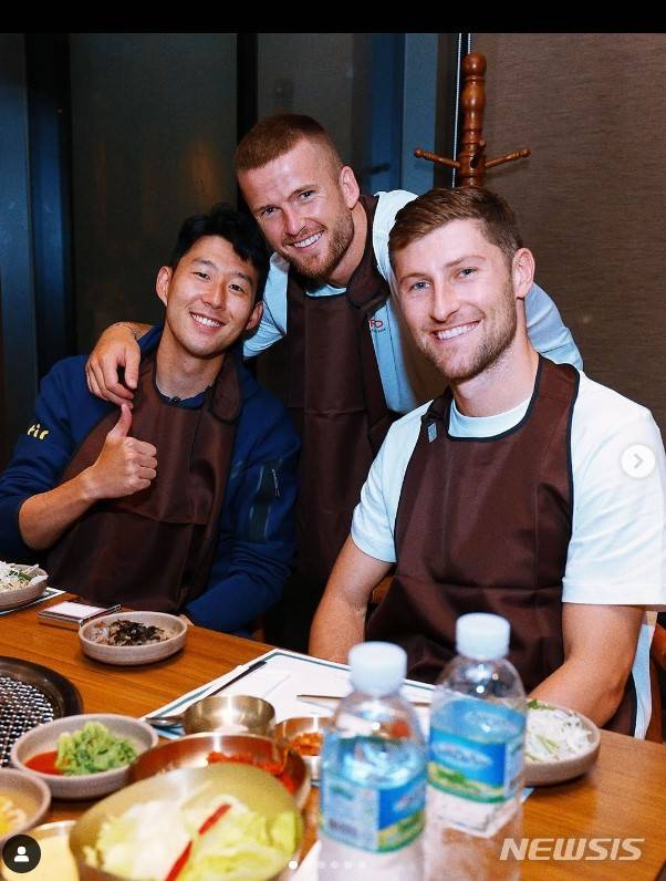 [서울=뉴시스]14일 토트넘 동료들에게 식사를 대접한 손흥민(왼쪽)이 에릭 다이어(가운데), 벤 데이비스와 포즈를 취했다. (사진 = 토트넘 SNS 캡처)