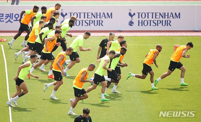 [서울=뉴시스] 권창회 기자 = 잉글랜드 프로축구 프리미어리그(EPL) 토트넘의 손흥민을 비롯한 선수들이 15일 오전 서울 양천구 목동종합운동장 주경기장에서 진행된 오픈 트레이닝에서 몸을 풀고 있다. 토트넘은 16일 오후 8시에 수원월드컵경기장에서 세비야(스페인)와 대결한다. 2022.07.15. kch0523@newsis.com