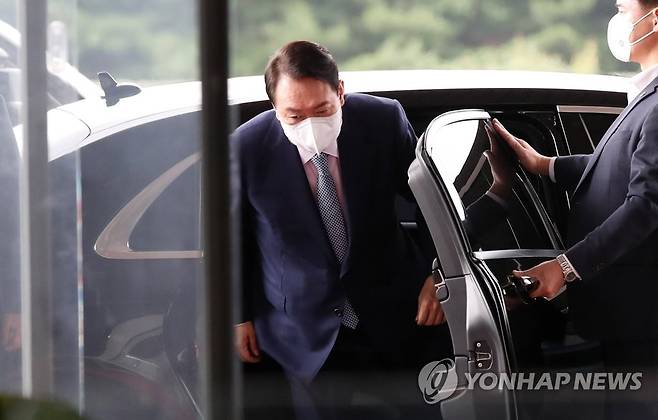 출근하는 윤석열 대통령 (서울=연합뉴스) 안정원 기자 = 윤석열 대통령이 15일 오전 서울 용산 대통령실 청사로 출근하고 있다. 2022.7.15 [대통령실통신사진기자단] jeong@yna.co.kr