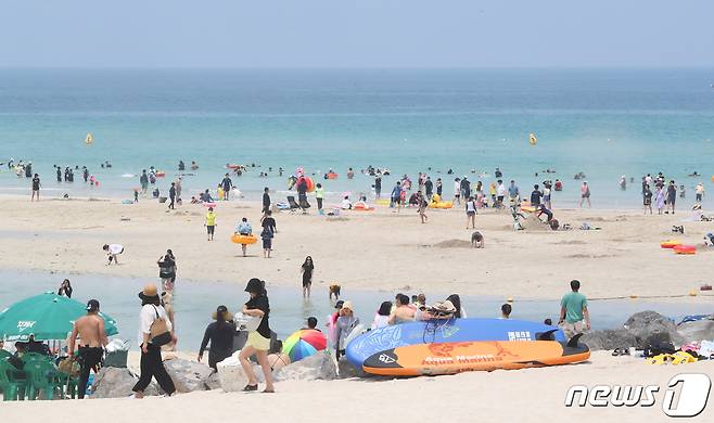 제주시 한 해수욕장에서 피서객들이 물놀이를 하고 있다./뉴스1 © News1 오현지 기자