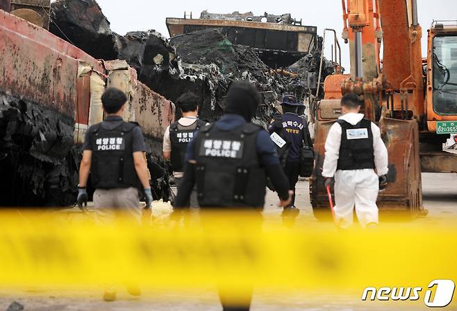 16일 오전 제주시 한림항에서 어선 A호(29톤·근해채낚기·한림선적)에 대한 합동감식이 이뤄지고 있다. A호는 지난 7일 오전 한림항에서 정박 중 화재를 당한 어선 3척 가운데 가장 먼저 폭발음과 함께 불이 났던 어선이다.2022.7.16/뉴스1 © News1 오미란 기자