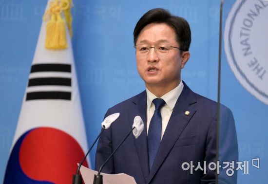 강병원 더불어민주당 의원이 29일 국회 소통관에서 당대표 출마 기자회견을 하고 있다./윤동주 기자 doso7@