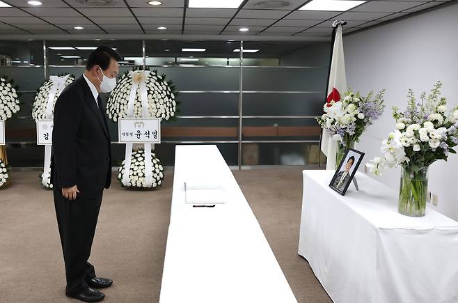 윤석열 대통령이 12일 오후 서울 종로구 주한일본대사관 공보문화원에 마련된 아베 신조 전 일본 총리 분향소를 찾아 조문하고 있다. /뉴스1